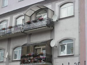 козырек над балконом