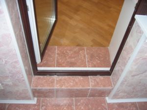 Порог на балкон из плитки