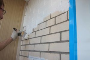 Покраска стены из кирпича